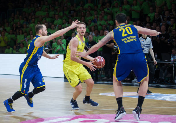 更因为他在 更因为他在