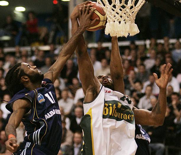 两人彼此搀 两人彼此搀